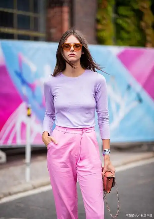 粉色阔腿裤配什么颜色上衣好看