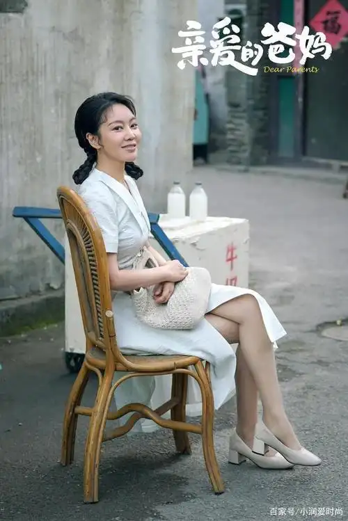 闫妮时尚感好绝,穿格纹连衣裙扎麻花辫复古又风情万种,50岁真美