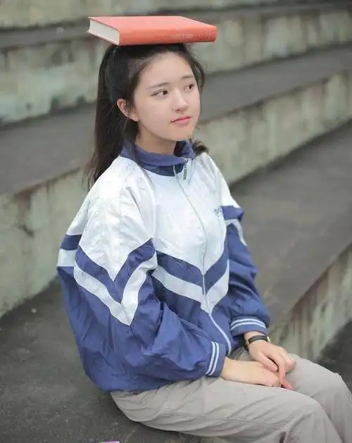 赵露思高中时期"素颜照"流出,穿校服扎马尾,真正"天然脸"