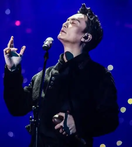 《歌手》里也就只有他敢拿喇叭来唱歌!李泉玩出了自己的态度