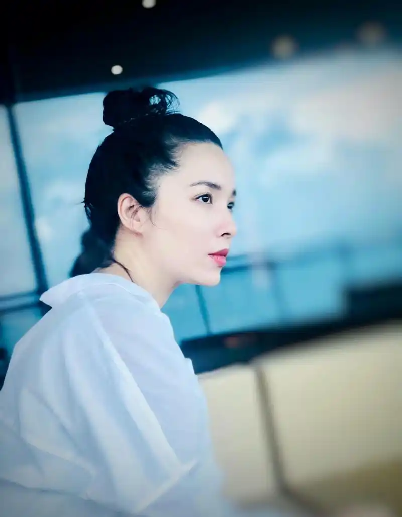 李佳近照美翻天,网友:是靳东拍的吗?