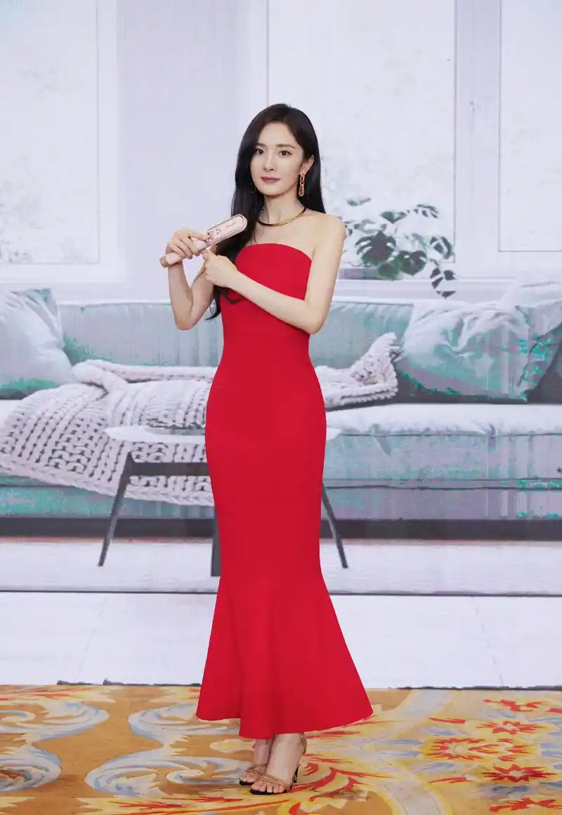 杨幂亮相发布会一袭红裙韵味十足85花的捞金实力不降反升