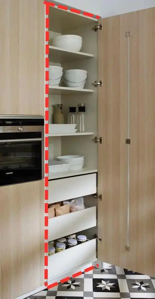 抽屉的大小高度间距不一,在做柜子之前,他家应该早就想好每层放蚀么