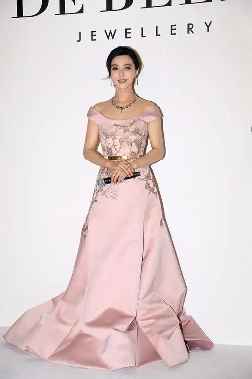 范冰冰为了复出也是拼了普通裙子硬是露肩穿大耳环最抢镜