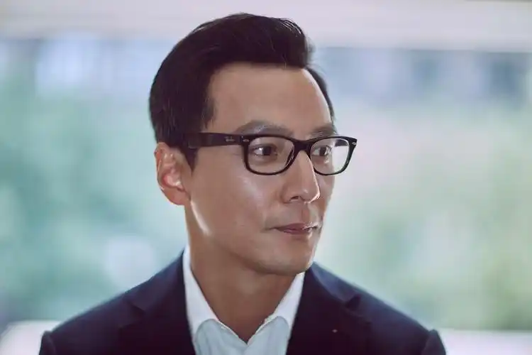 吴彦祖戴眼镜儒雅 年龄渐长更显魅力