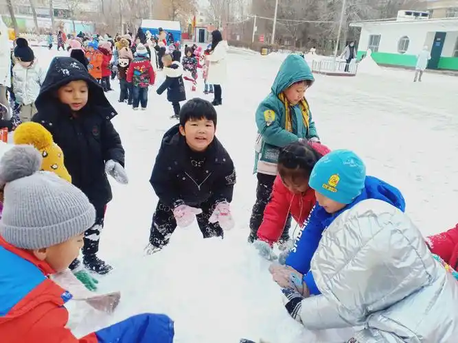 大河沿子双语幼儿园2020年冬季户外堆雪人活动