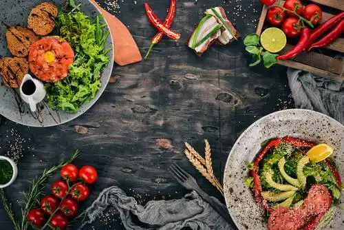 一套美味的菜肴和佳肴. 在木制的背景上. 上面的风景. 复制空间.