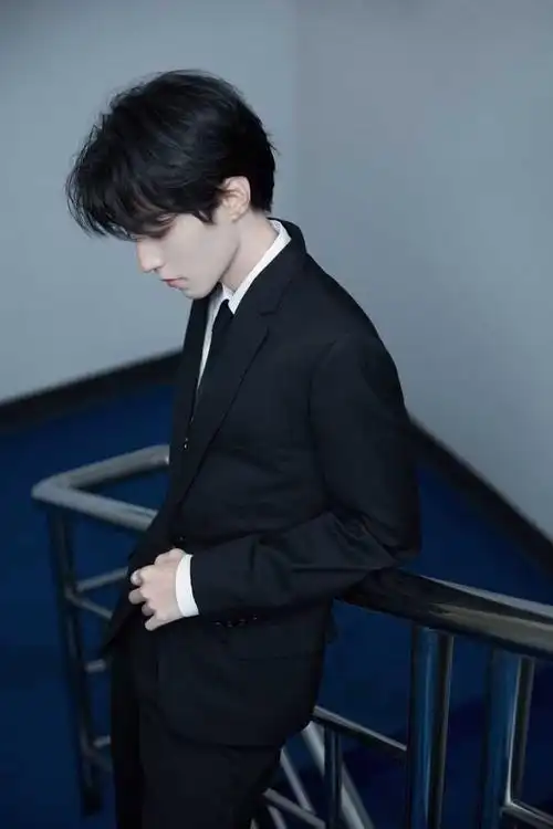 各位有没有王俊凯的侧面照