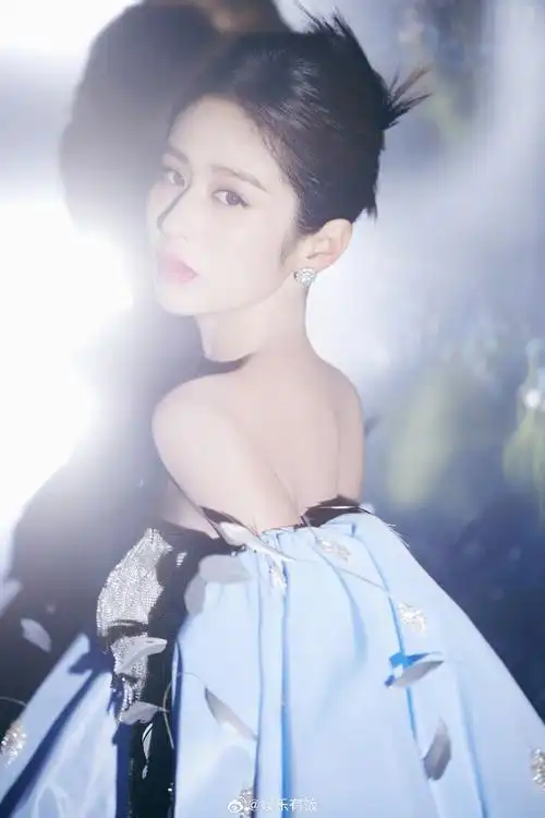 颖儿礼服20斤重##颖儿美人鱼造型