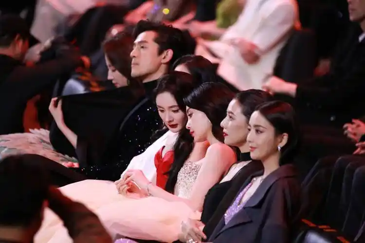 杨幂和刘诗诗杨颖热聊大炒闺蜜情,化身晚会交际花左右逢源_仙剑_友谊