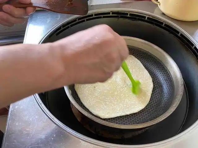 烙饼时,有的人烫面,有的人抹油,其实都错啦,大厨教你正确方法