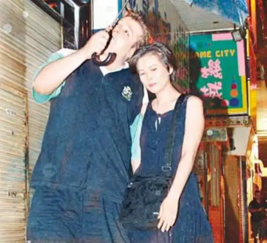 蓝洁瑛和外国男友老照片40岁的蓝洁瑛满头白发雨夜里落泪