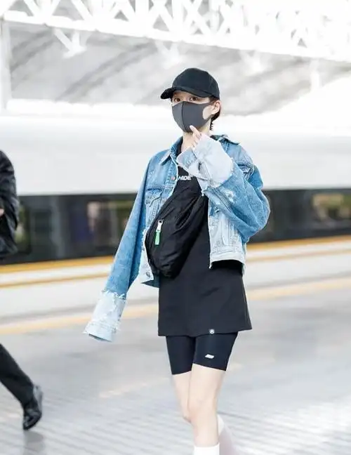 21岁关晓彤机场街拍,健美短裤搭配长筒袜,一双"漫画腿"好抢镜