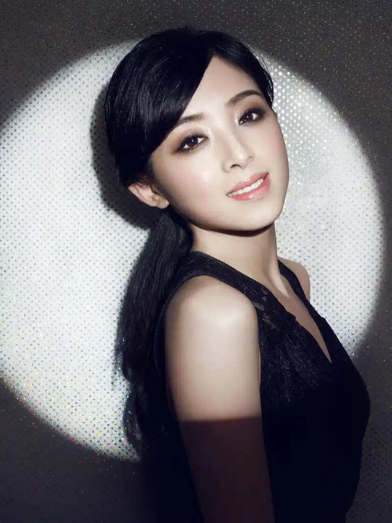 p>张含韵,1989年4月9日出生于四川省德阳市旌阳区,中国内地流行乐女