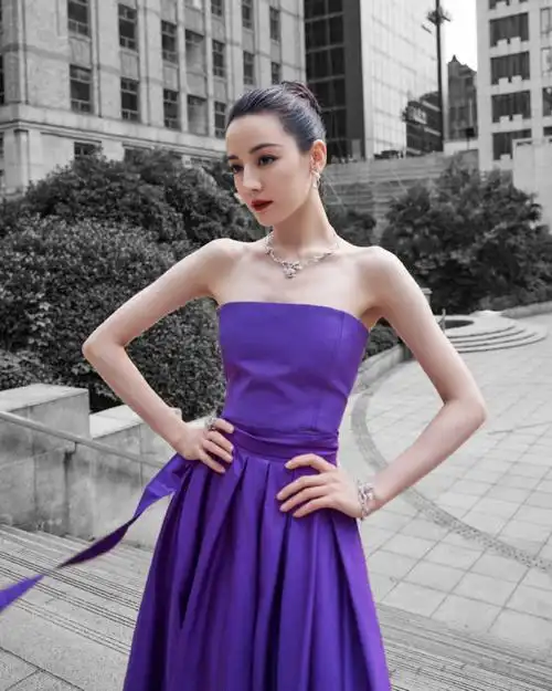 迪丽热巴抹胸紫裙