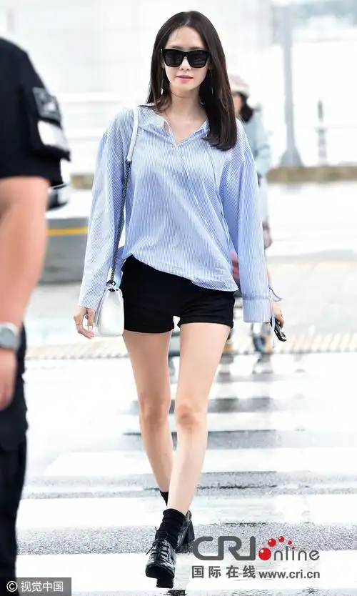 允儿着热裤机场秀尽大长腿对镜头抿嘴打招呼