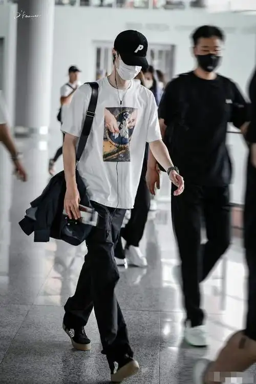 王一博现身机场700元滑板鞋戴百元耳机穿搭太寒酸