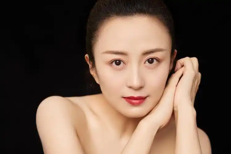 杨童舒红裙写真曝光  笑容优雅尽展迷人气质