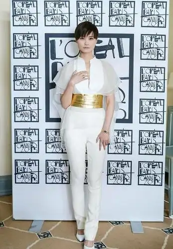 李宇春穿紧身牛仔裤配t恤,时尚优雅