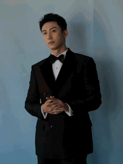 黄景瑜华表奖出发图#黄景瑜今日活动出发图释出,一袭黑色西装帅气