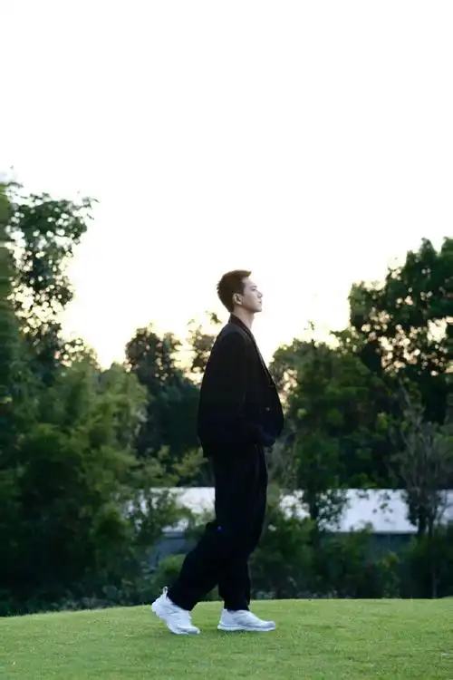 闹铃放两天假"很有生活气息的一组照片,李现状态给人舒适安逸的氛围感