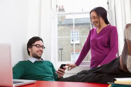 户外商务办公交流交谈图片