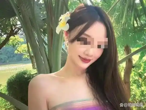 文中描述了2017年李小璐因"夜宿门"事件被网友指责成为"渣女"的代名词