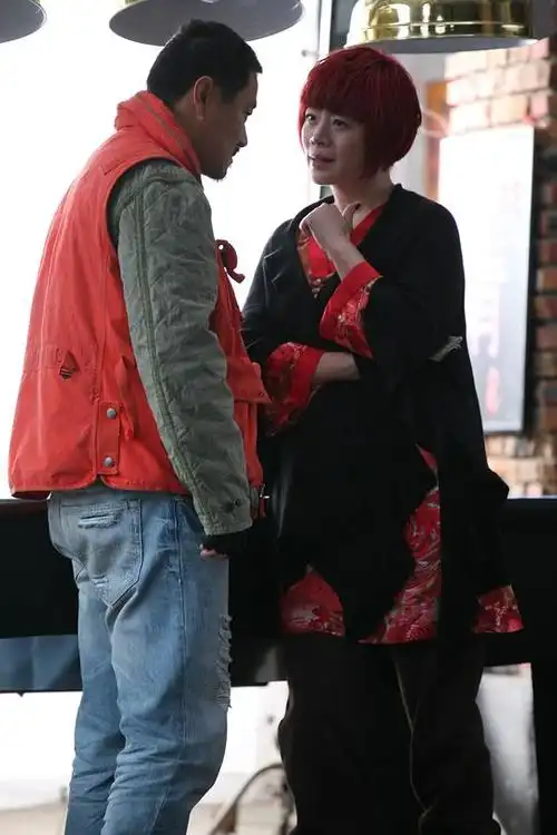 分剧情:震前,大马在涉黑人物幺鸡引诱参与赌博,输掉了工厂家产和老婆