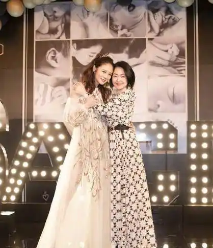 安以轩请半个娱乐圈为儿子办派对,金丝礼裙温柔大方,钻戒超抢镜_黑色