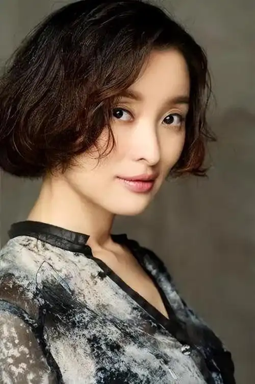 演员吴越我50岁了依然单身一直都在为自己活