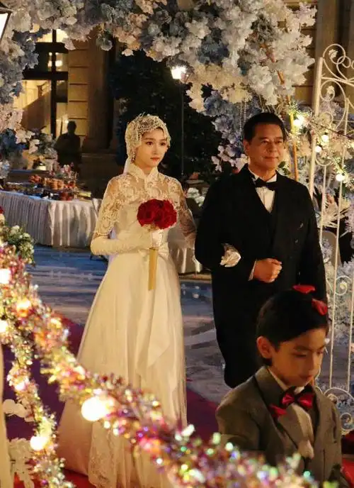 关晓彤晒左双桃民国婚纱照,评论区被鹿晗霸屏!催促抓紧开花结果