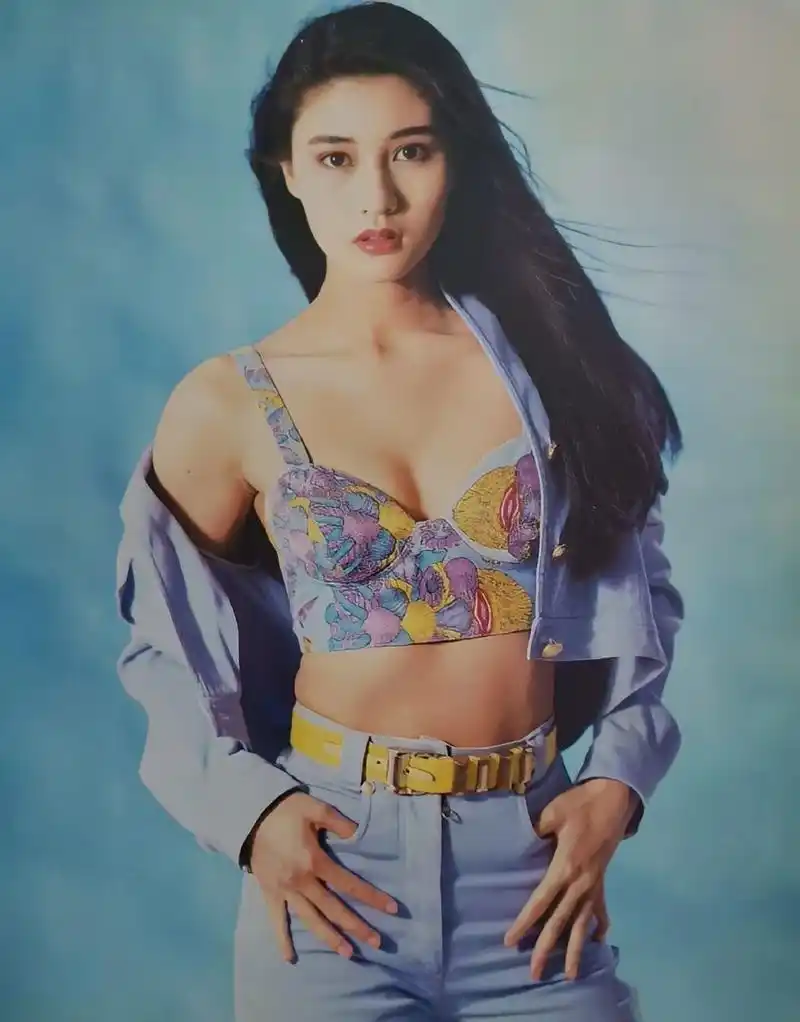 李嘉欣年轻时颜值有多绝!      有人评价她是艳绝香江的李大美人!