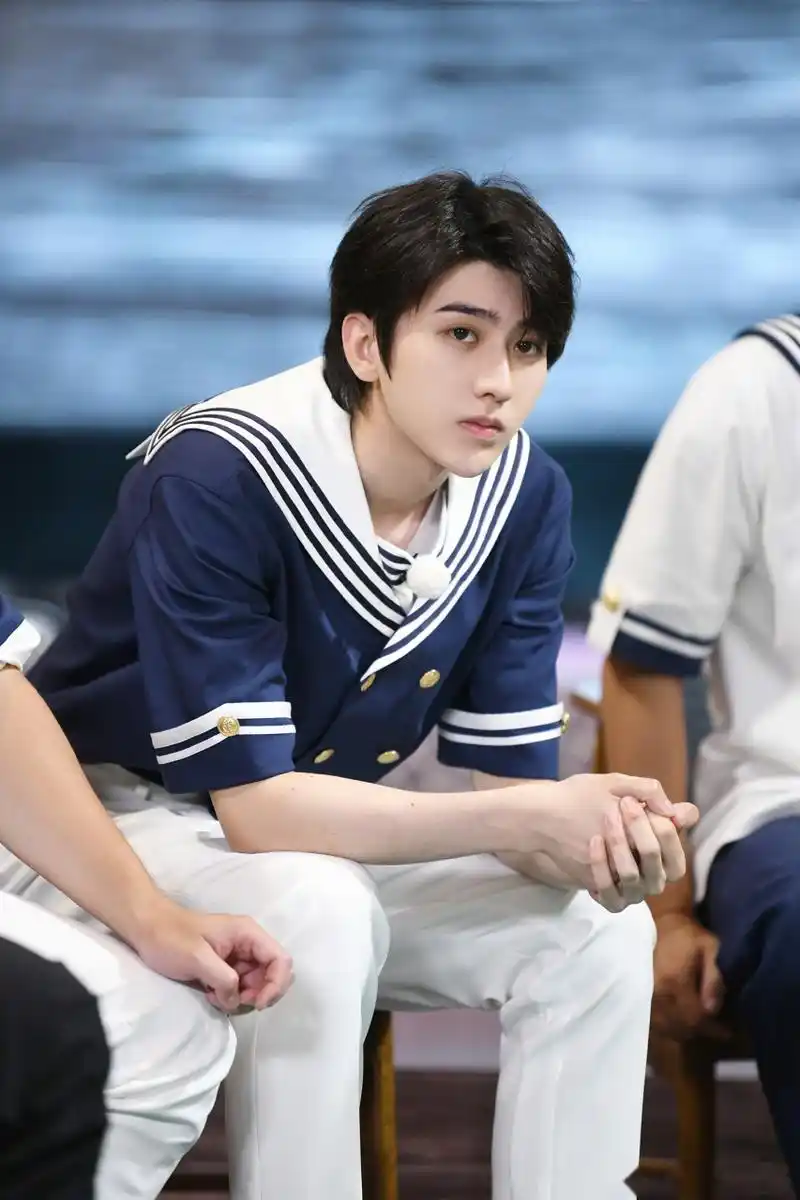 蔡徐坤《奔跑吧》高清剧照来啦蓝色水手服也太嫩了吧,今天是可爱小葵