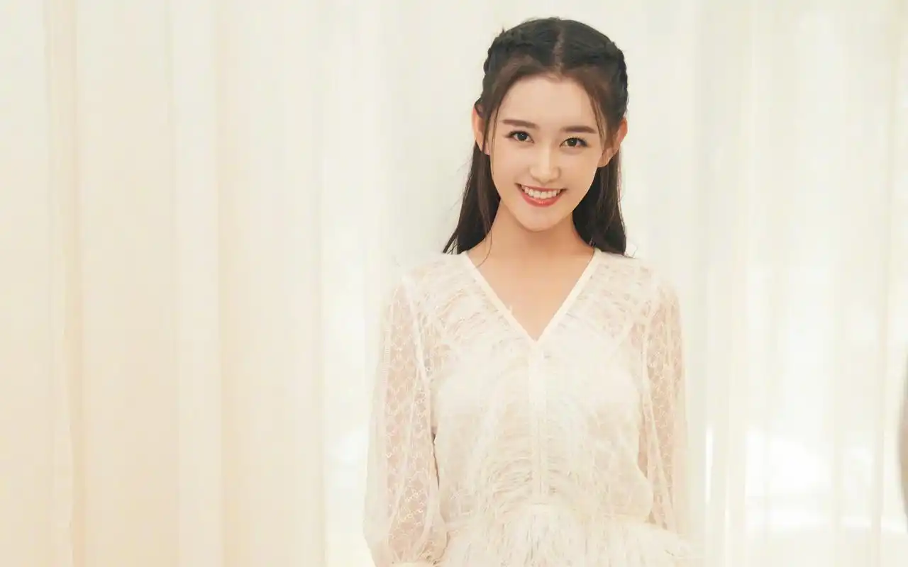 蒋依依仙气白裙清纯高清桌面壁纸