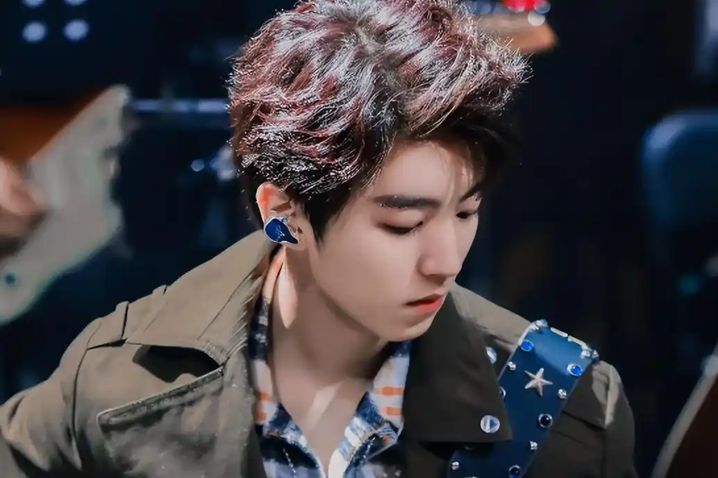 王俊凯疑似养嫂子事件再次发酵,平安夜与杨柳被拍,乖巧地跟着她