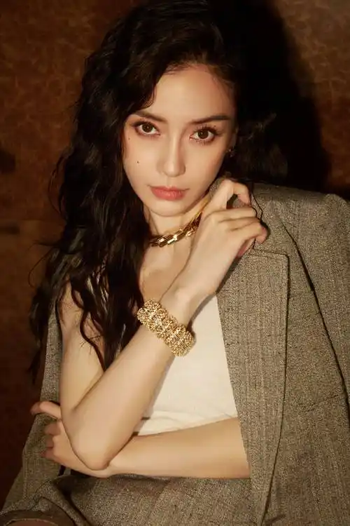 杨颖灰色短裙性感美腿优雅写真_皮肤_五官_网友