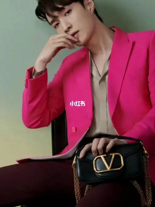 帅哥  #valentino  #包包分享  这包拿张艺兴手里咋那么好看呢