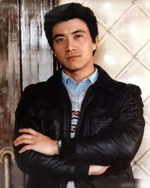他是80年代影坛第一帅,后来选择教书育人,如今65岁依然派头十足|演员
