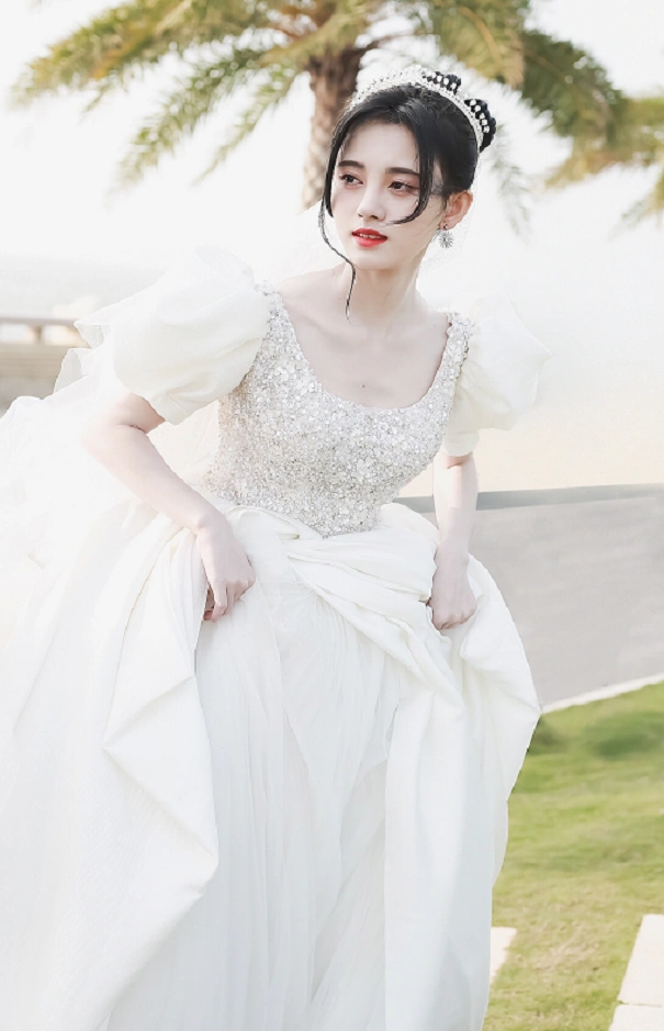 鞠婧祎"婚纱照"被疯传,当她被镜头怼脸拍,怎一个美字了得