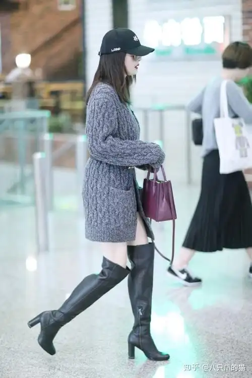 真服了机场的杨幂多冷的天都要光腿穿过膝靴女星为了美真挺拼