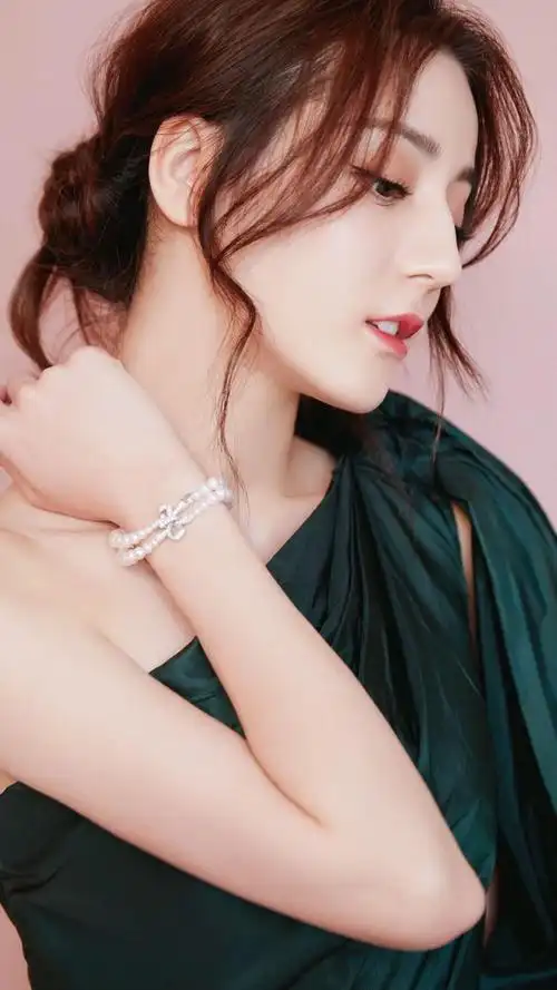 迪丽热巴穿搭从美艳到知性!女人这样穿衣更优雅