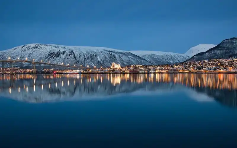 壁纸 城市夜景,码头,灯光,大海,山脉 3840x2160 uhd 4k 高清壁纸
