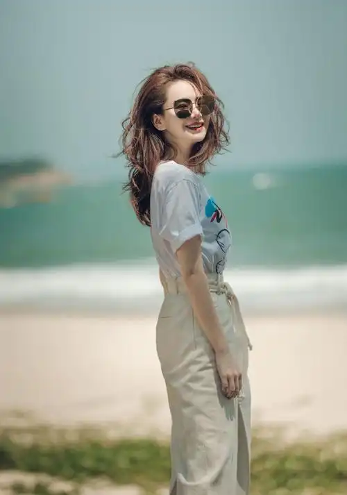 戚薇晒海边度假照,t恤配半身裙简约又高级,棕色卷发减龄又时髦