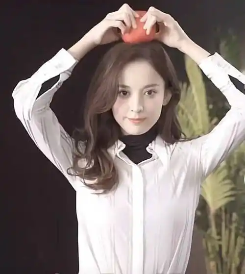 景甜着纯白毛衣清纯可人_时尚_古力娜扎_状态