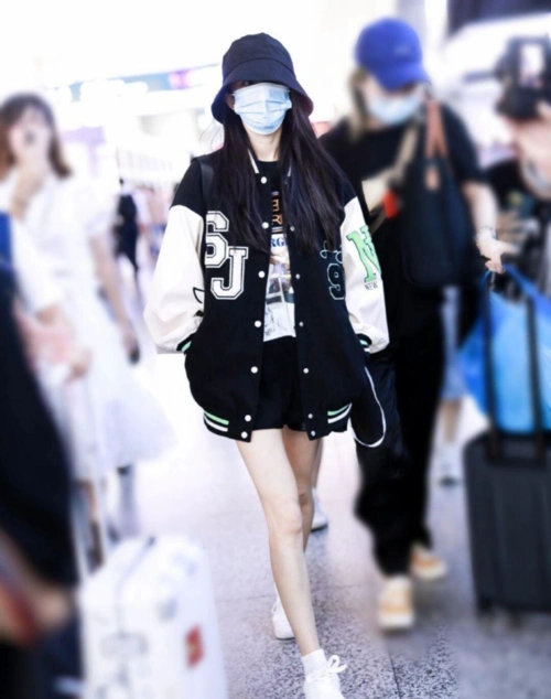 杨幂机场私服穿搭棒球服打扮元气又时尚美腿线条依旧勾人