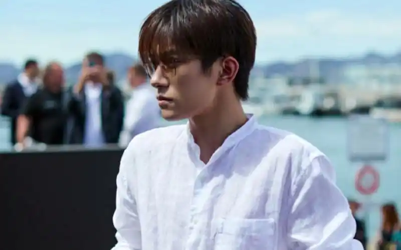 穿白衬衫的易烊千玺太帅啦