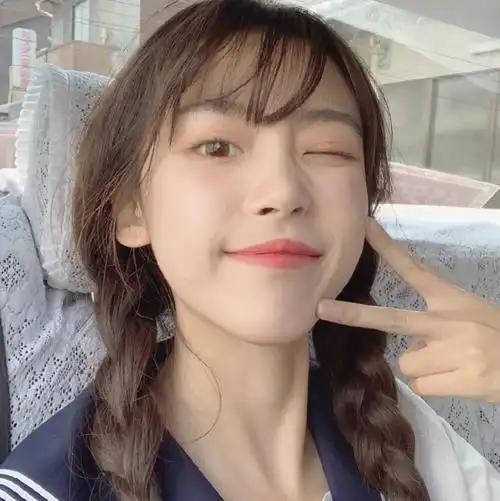 伸手比耶的女孩好可爱