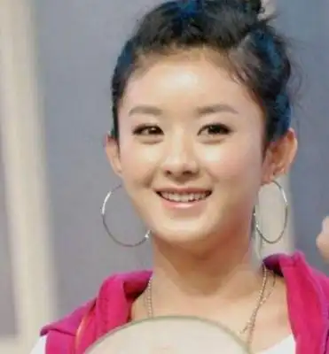 于河北省廊坊市大长亭村,父亲是基层派出所民警,赵丽颖下面还有个弟弟