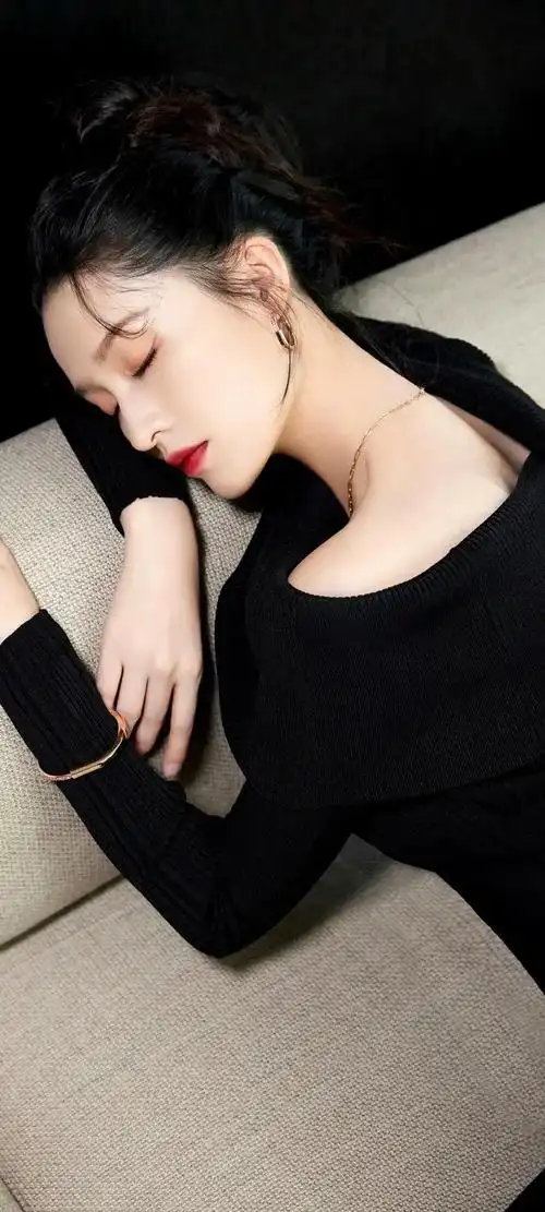 今天,就让我们一起来欣赏一组李沁的精美壁纸,感受她的独特魅力.