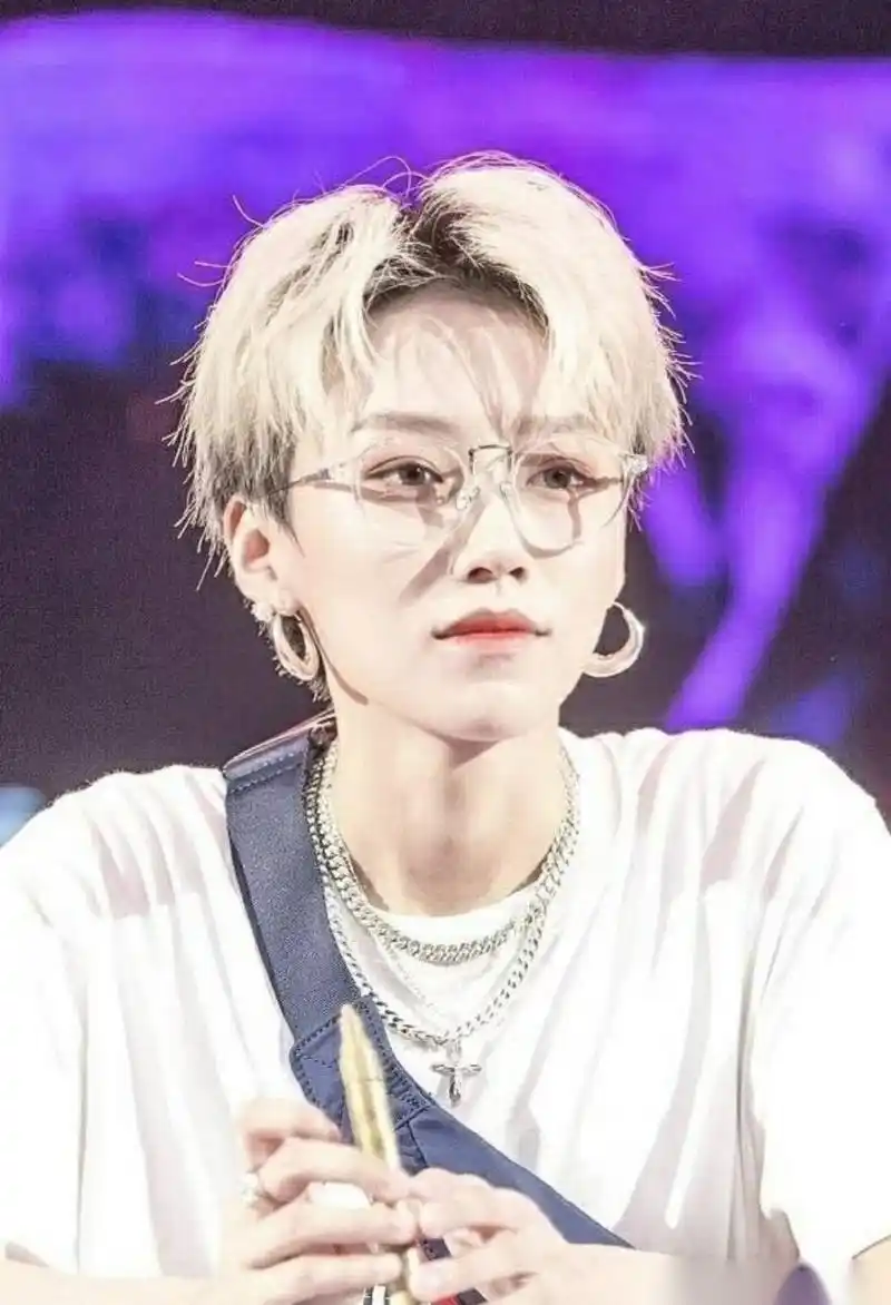 刘雨昕加盟潮流合伙人# #刘雨昕#  刘雨昕眼镜造型小合集～ 戴眼镜的